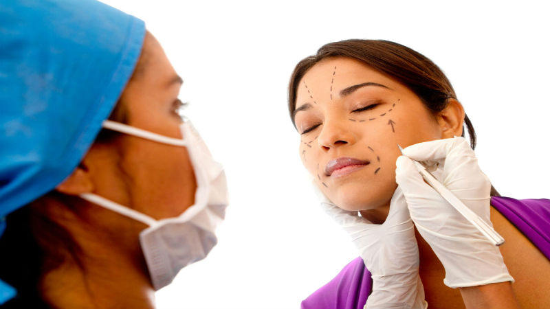 What Doctors Look at Before Recommending a Facelift